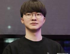 LOL比賽(sài)暂停长達(dá)3小(xiǎo)時(shí)，選(xuǎn)手打开直播(bō)看比賽(sài)，被官方禁賽(sài)处罚