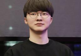 LOL比賽(sài)暂停长達(dá)3小(xiǎo)時(shí)，選(xuǎn)手打开直播(bō)看比賽(sài)，被官方禁賽(sài)处罚