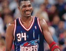 为何说奥拉朱旺是火箭(jiàn)队史第一人？队史2个总冠军都是他带領(lǐng)奪(duó)冠