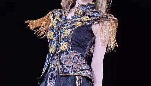 邓紫棋领衔LOL主题曲：歌(gē)手跨界電(diàn)竞谁更胜一籌(chóu)？