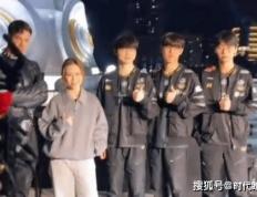 邓紫(zǐ)棋炸穿电竞圈！紧贴Faker站C位，唱(chàng)S15主(zhǔ)题曲：颠覆(fù)对LOL的认知