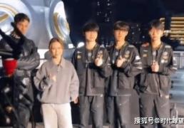 邓紫(zǐ)棋炸穿电竞圈！紧贴Faker站C位，唱(chàng)S15主(zhǔ)题曲：颠覆(fù)对LOL的认知