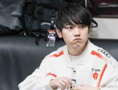 LPL黑馬(mǎ)战队解散重组！冠军中單(dān)退役，AD成转会期抢手货