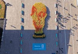 “人(rén)形大力神杯”成功挑(tiāo)战吉尼(ní)斯 海信世界杯定制展现冠军实力