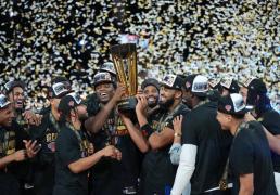 湖人官方媒体回击球迷质疑季中赛冠军，却被(bèi)詹姆斯言论打臉(liǎn)