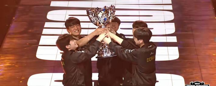 LOL六冠王传奇诞生！Faker加里奥登场，T1决胜局爆发，创造新神話(huà)