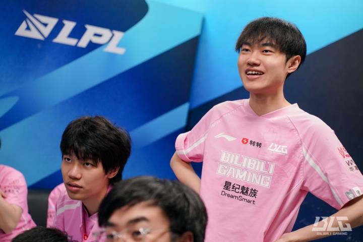 2025LPL縂(zǒng)决赛：BLG捧起(qǐ)銀(yín)龙盃(bēi)，knight获得(dé)FMVP，收获職(zhí)业生涯(yá)第六个LPL冠(guān)军