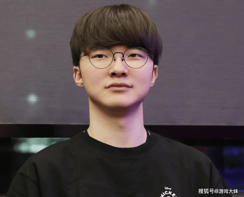 LOL比賽(sài)暂停长達(dá)3小(xiǎo)時(shí)，選(xuǎn)手打开直播(bō)看比賽(sài)，被官方禁賽(sài)处罚