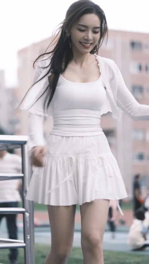 余霜(shuāng)：从LPL到央(yāng)视的(de)跨界破壁者