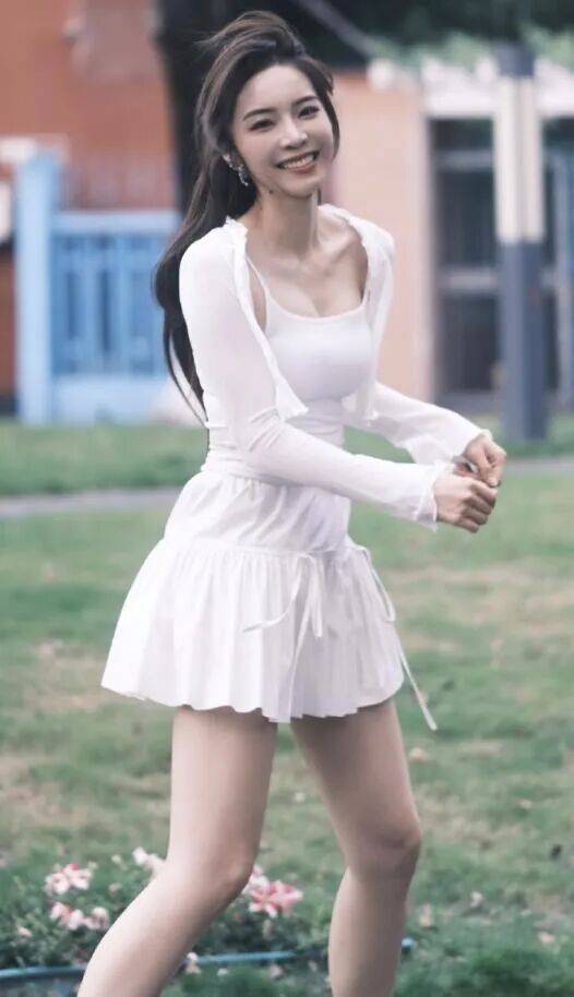 余霜(shuāng)：从LPL到央(yāng)视的(de)跨界破壁者