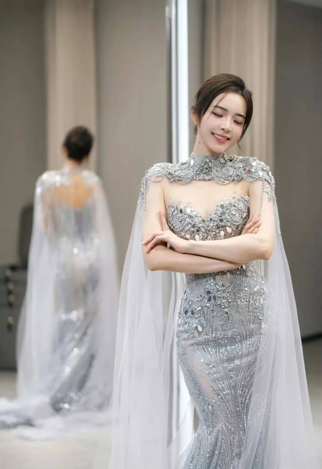 余霜 | 穿透视装,身材曲线婀(ē)娜,当主持信手拈来