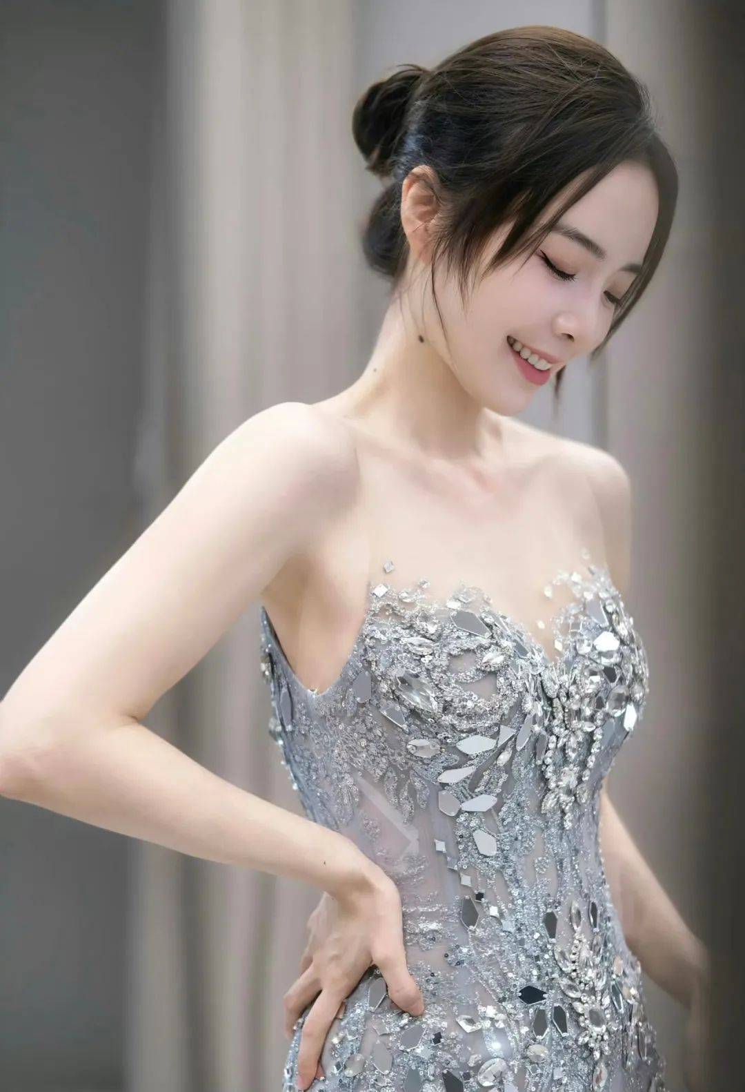 余霜 | 穿透视装,身材曲线婀(ē)娜,当主持信手拈来