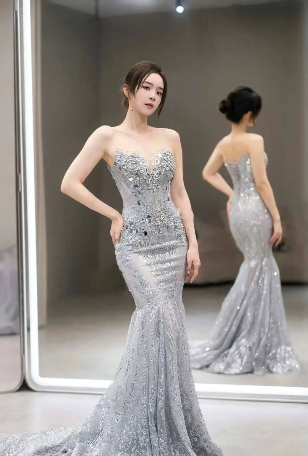 余霜 | 穿透视装,身材曲线婀(ē)娜,当主持信手拈来