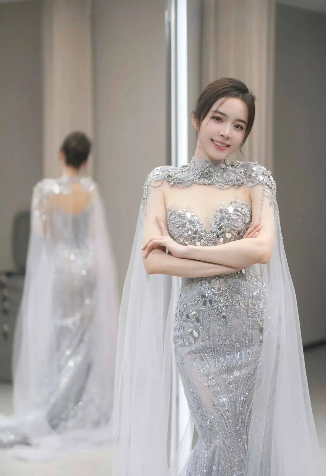 余霜 | 穿透视装,身材曲线婀(ē)娜,当主持信手拈来