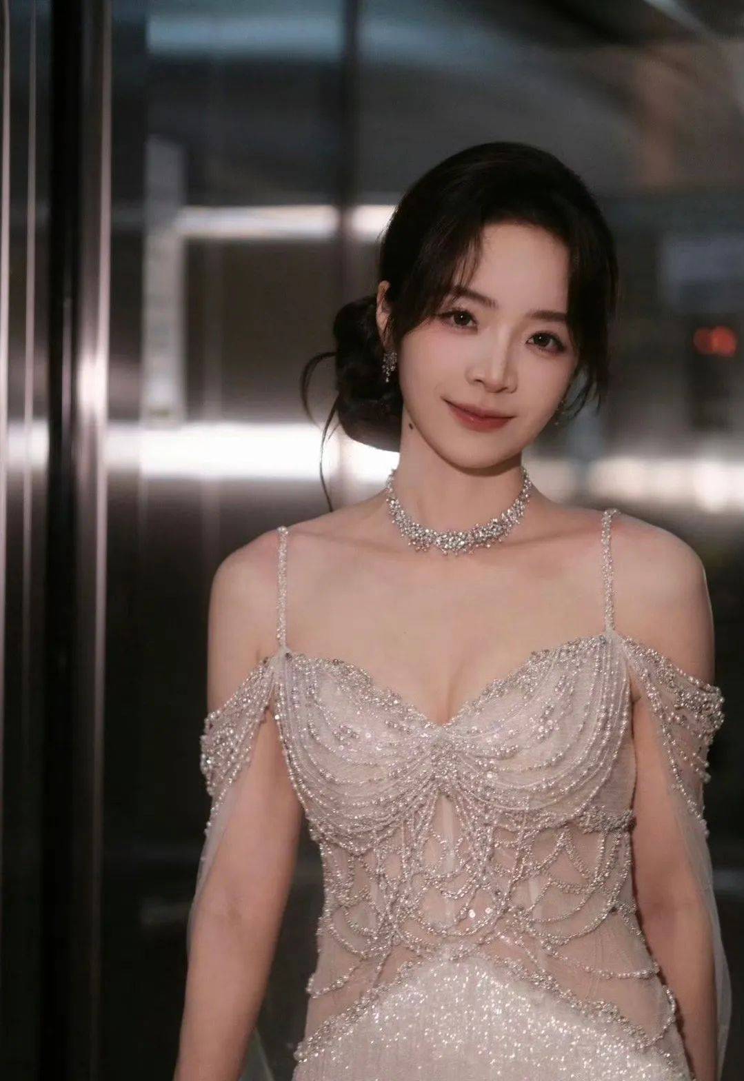 余霜 | 穿透视装,身材曲线婀(ē)娜,当主持信手拈来