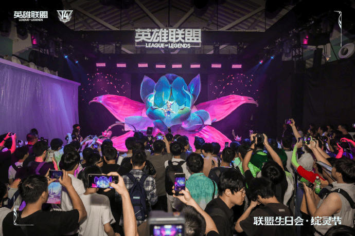 《英雄(xióng)联盟》14周(zhōu)年(nián)，讓(ràng)“LOL大王”全都想起来了