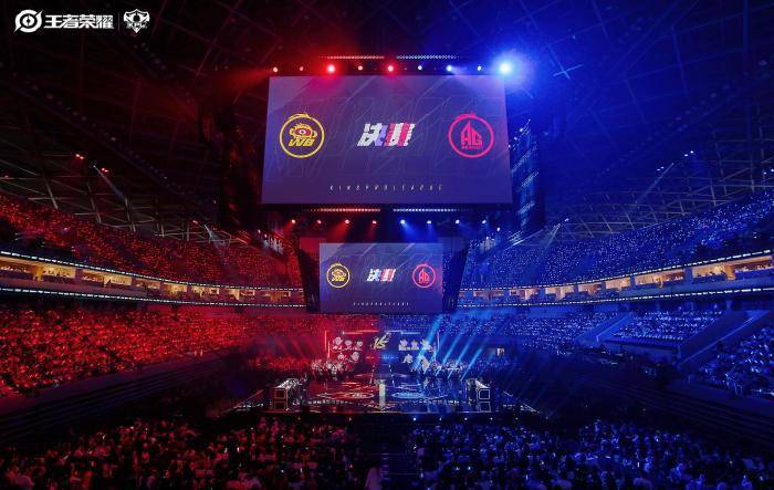 联赛五連(lián)冠(guān)！成都AG超玩会捧起KPL夏季赛奖杯