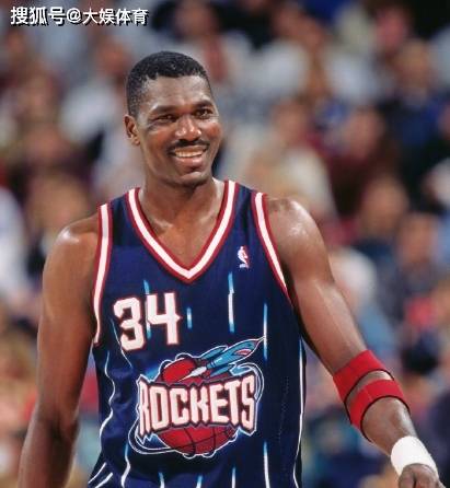 为何说奥拉朱旺是火箭(jiàn)队史第一人?队史2个总冠军都是他带領(lǐng)奪(duó)冠