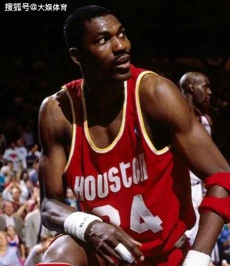 为何说奥拉朱旺是火箭(jiàn)队史第一人?队史2个总冠军都是他带領(lǐng)奪(duó)冠