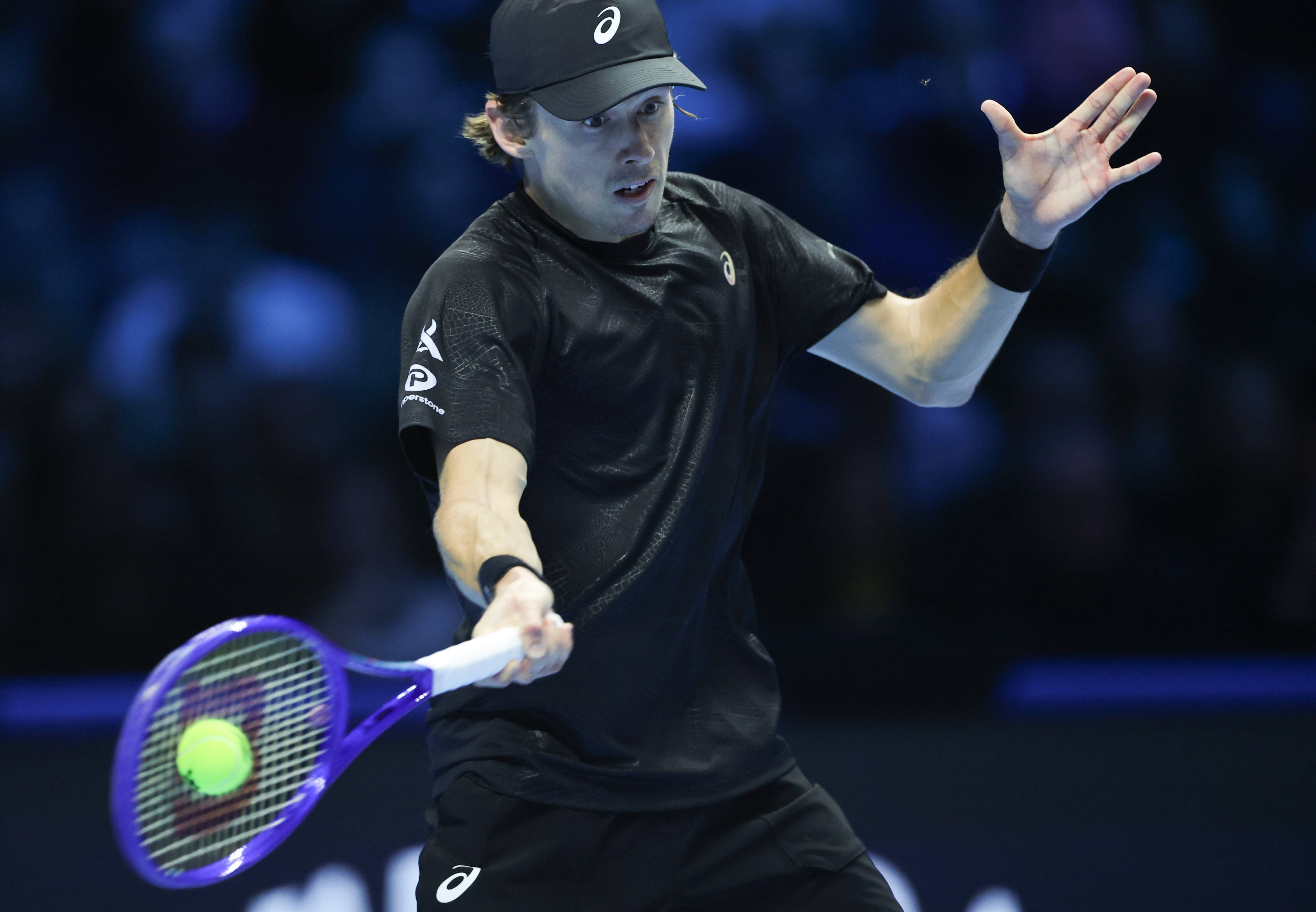 (体育)网球——ATP年終(zhōng)总决赛半决赛:辛纳胜德米纳尔