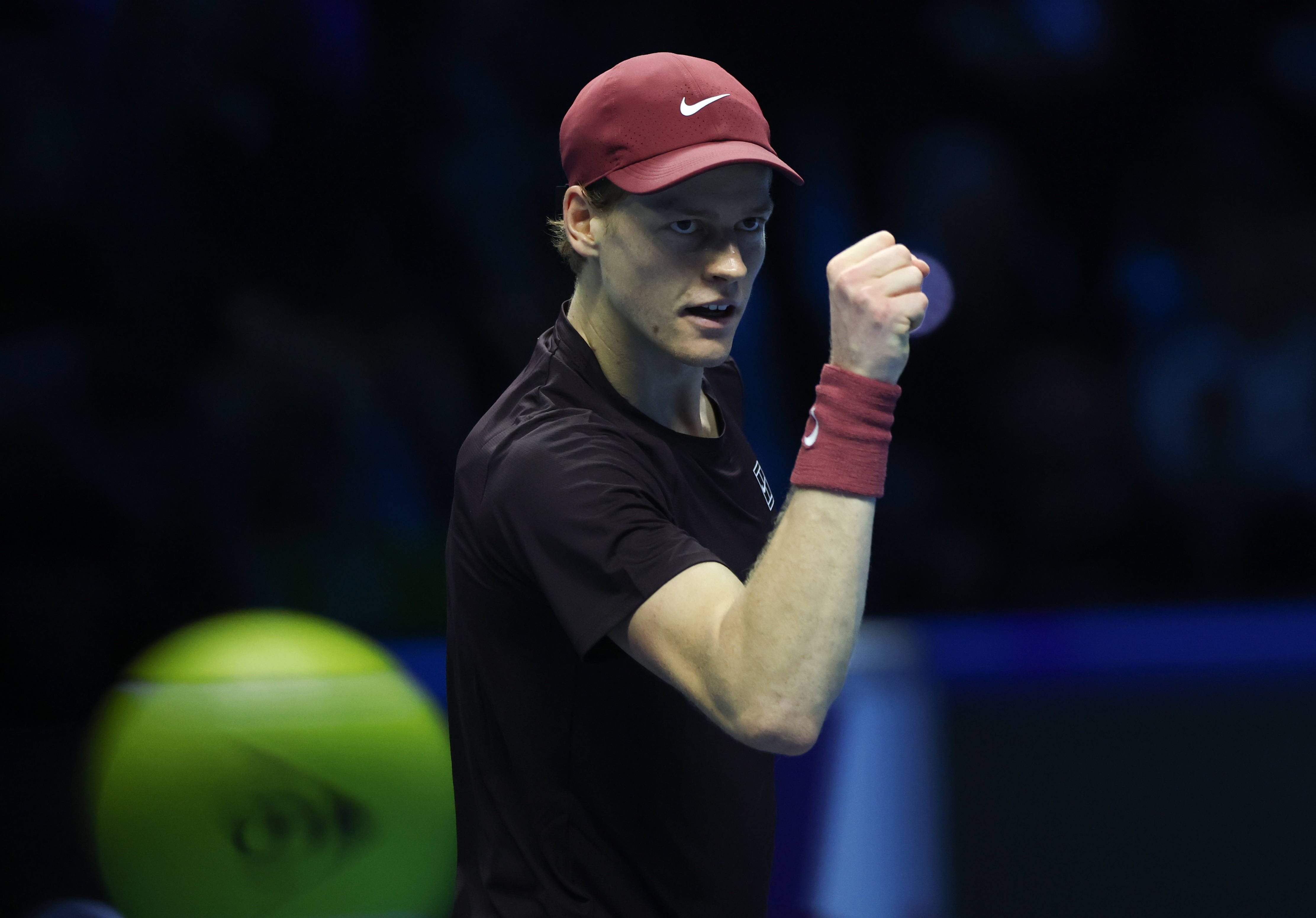 (体育)网球——ATP年終(zhōng)总决赛半决赛:辛纳胜德米纳尔