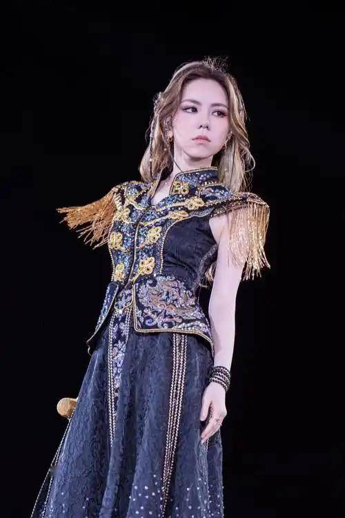 邓紫棋领衔LOL主题曲：歌(gē)手跨界電(diàn)竞谁更胜一籌(chóu)？