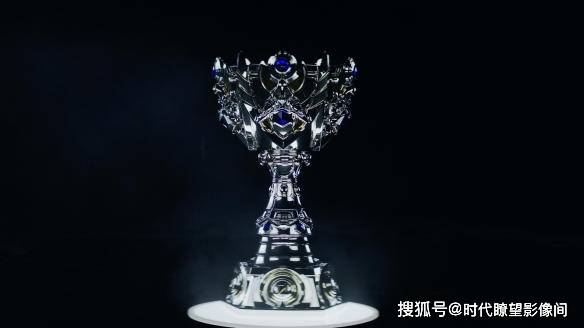 邓紫(zǐ)棋炸穿电竞圈！紧贴Faker站C位，唱(chàng)S15主(zhǔ)题曲：颠覆(fù)对LOL的认知