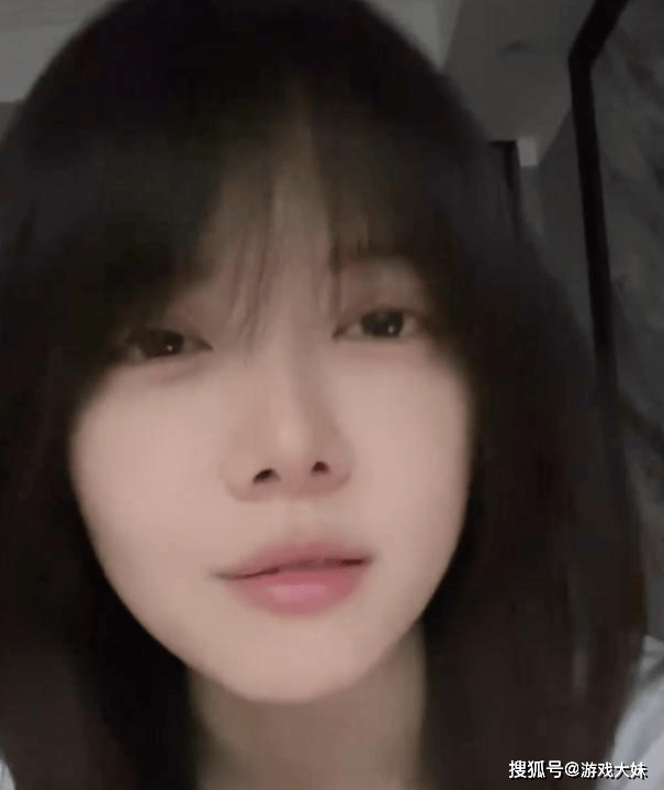 骆歆素(sù)顔(yán)直播，被誇(kuā)顔(yán)值很高，展示身上(shàng)多(duō)处淤青