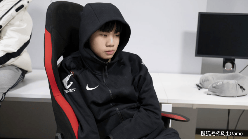 LPL最强全华班慘(cǎn)遭零封！國(guó)一AD沦为突破口，連(lián)续2場(chǎng)被(bèi)对位MVP