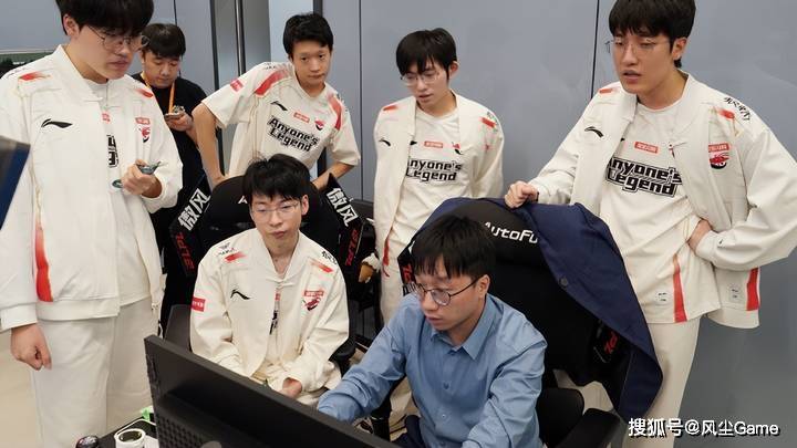 LOL最(zuì)强全华班成为笑话！国一中被對(duì)位MVP，對(duì)手嘲讽：NA＞LPL