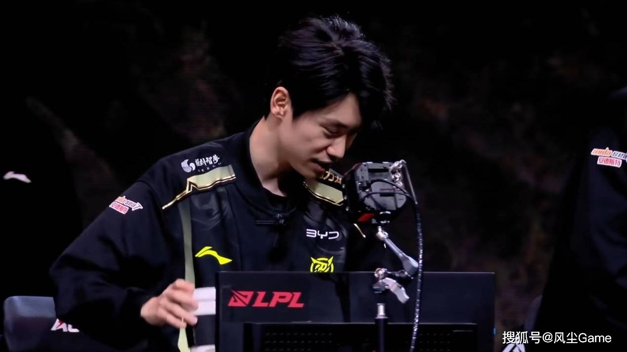 LPL黑馬(mǎ)战队解散重组！冠军中單(dān)退役，AD成转会期抢手货