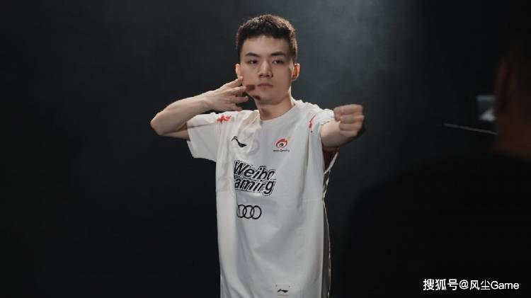LPL黑馬(mǎ)战队解散重组！冠军中單(dān)退役，AD成转会期抢手货