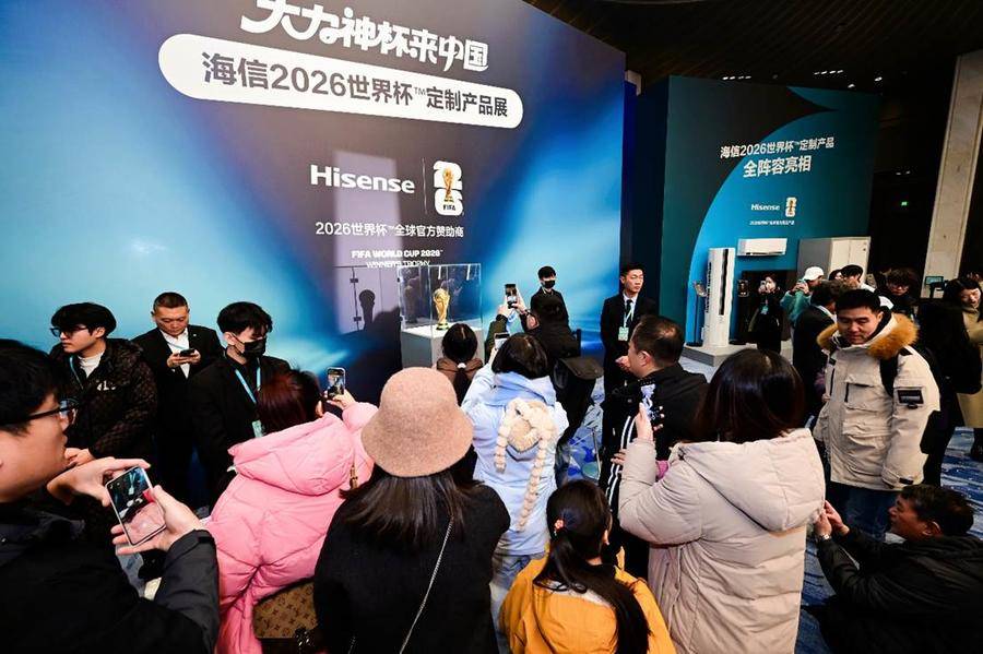 “人(rén)形大力神杯”成功挑(tiāo)战吉尼(ní)斯 海信世界杯定制展现冠军实力