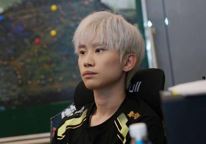 英雄聯(lián)盟真(zhēn)的(de)要(yào)凉了？世界冠军评价：播(bō)LOL没人看，准备转战CS