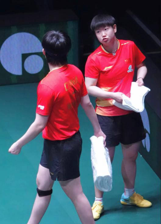 孫(sūn)颖莎萌态十足(zú)！与肖战并肩复盘比(bǐ)赛，表情丰富俘获众人心