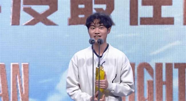 【一竞技1JingJi】LOL：Tarzan荣获年度MVP Knigh拿最(zuì)佳中(zhōng)單(dān)引争議(yì)