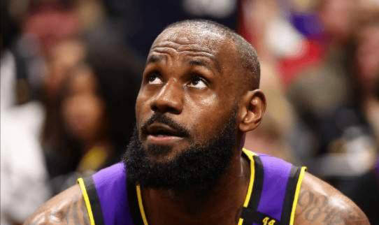 湖人官方媒体回击球迷质疑季中赛冠军，却被(bèi)詹姆斯言论打臉(liǎn)