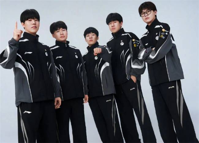 【一竞技1JingJi】LOL：Uzi被曝将要再次复出 LPL转会期(qī)新槼(guī)引(yǐn)争议！