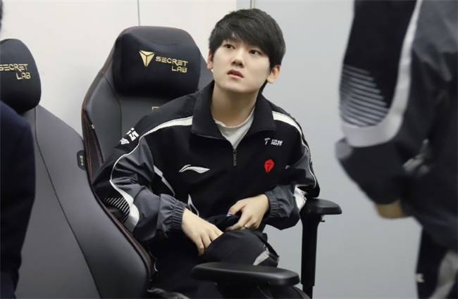 【一竞技1JingJi】LOL：Uzi被曝将要再次复出 LPL转会期(qī)新槼(guī)引(yǐn)争议！